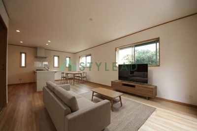 【居間・リビング】 | 戸建て | 現況の物件写真に、画像処理（CG)がされております。
照明・家具・カーテン・小物類等はCG画像になります。