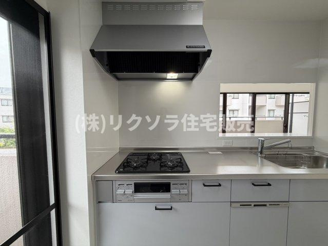 ひらかた北山アミスタ9号棟のキッチン|ビルトイン3口コンロ
■物件内覧・資金計画相談・住宅ローン相談、リフォーム相談、お問合せ受付中■
※当日・翌日のご内覧、ご相談はお電話でのお問合せがスムーズです！