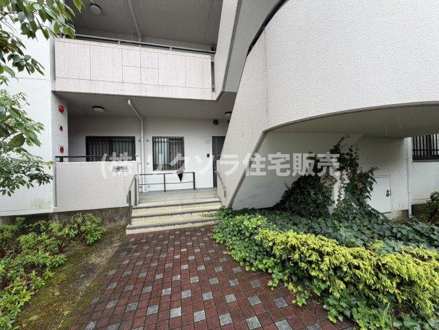 ひらかた北山アミスタ9号棟のエントランス|■物件内覧・資金計画相談・住宅ローン相談、リフォーム相談、お問合せ受付中■
※当日・翌日のご内覧、ご相談はお電話でのお問合せがスムーズです！