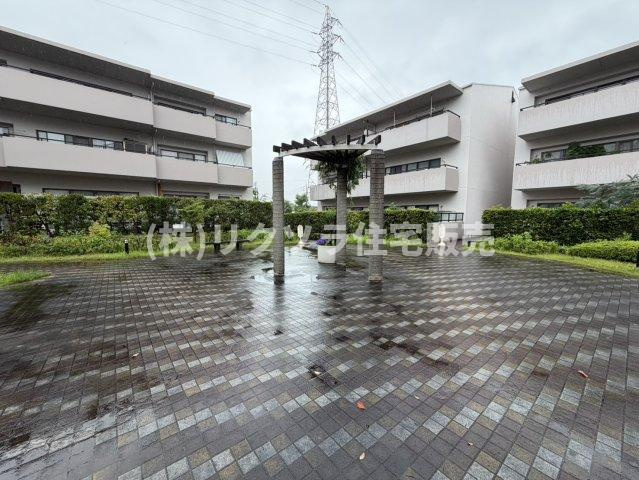 ひらかた北山アミスタ9号棟の現況写真|マンション敷地内広場
■物件内覧・資金計画相談・住宅ローン相談、リフォーム相談、お問合せ受付中■
※当日・翌日のご内覧、ご相談はお電話でのお問合せがスムーズです！