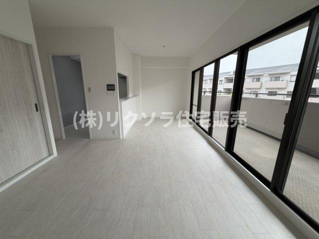 ひらかた北山アミスタ9号棟の居間・リビング|LDK15.9帖
■物件内覧・資金計画相談・住宅ローン相談、リフォーム相談、お問合せ受付中■
※当日・翌日のご内覧、ご相談はお電話でのお問合せがスムーズです！