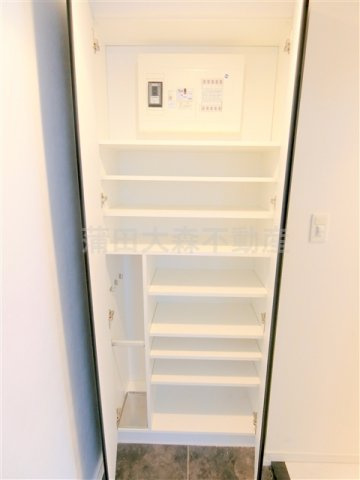 B CITY APARTMENT TOKYO SOUTH(ビーシティアパートメントトーキョーサウスの設備|玄関収納　シューズBOX