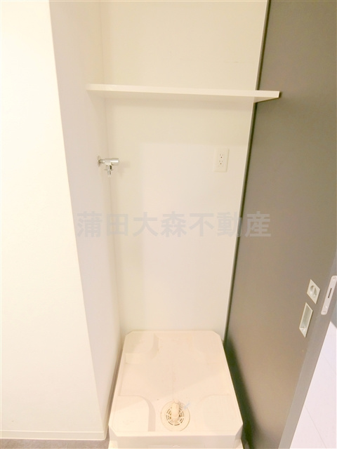 B CITY APARTMENT TOKYO SOUTH(ビーシティアパートメントトーキョーサウスの設備|棚付きの洗濯機置き場