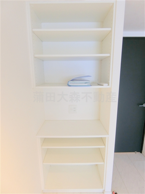 B CITY APARTMENT TOKYO SOUTH(ビーシティアパートメントトーキョーサウスの収納|リビングの棚収納