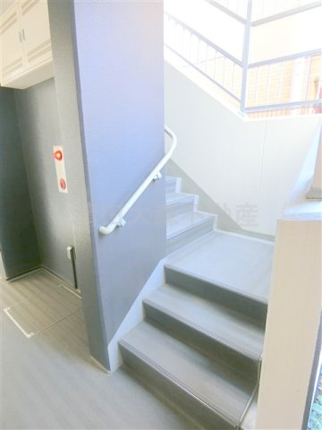 B CITY APARTMENT TOKYO SOUTH(ビーシティアパートメントトーキョーサウスのその他共用部分|共用階段