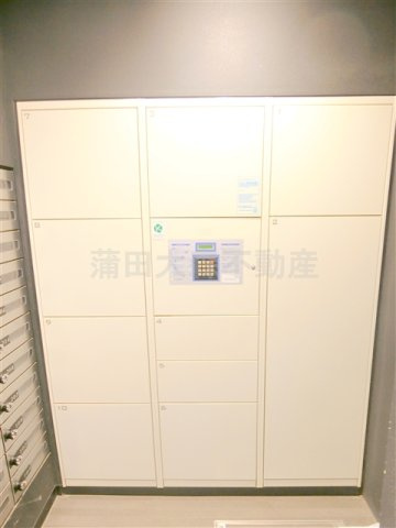 B CITY APARTMENT TOKYO SOUTH(ビーシティアパートメントトーキョーサウスのエントランス|宅配BOX