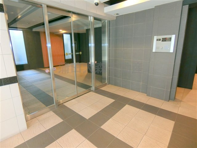 B CITY APARTMENT TOKYO SOUTH(ビーシティアパートメントトーキョーサウスのエントランス|防犯カメラTVモニター付オートロック宅配BOXメールBOX