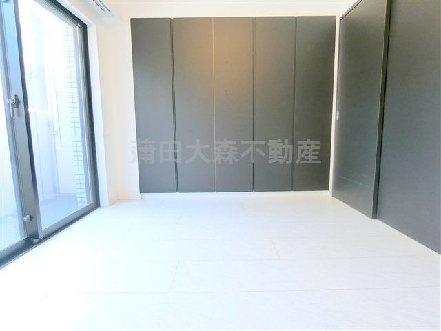 B CITY APARTMENT TOKYO SOUTH(ビーシティアパートメントトーキョーサウスのその他|洋室6帖壁一面収納クローゼットの寝室