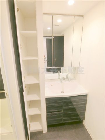 B CITY APARTMENT TOKYO SOUTH(ビーシティアパートメントトーキョーサウスの洗面所|独立洗面台　洗面脱衣所　タオルや肌着の収納➁うれしい棚付