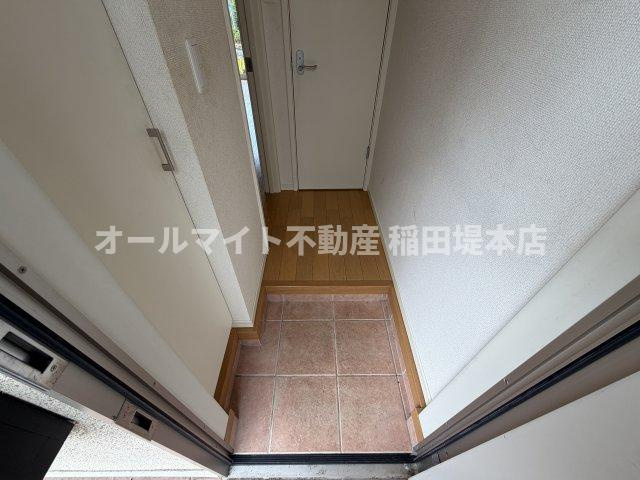 川崎市麻生区千代ケ丘３丁目のアパートの玄関