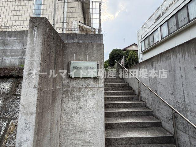 川崎市麻生区千代ケ丘３丁目のアパートのエントランス