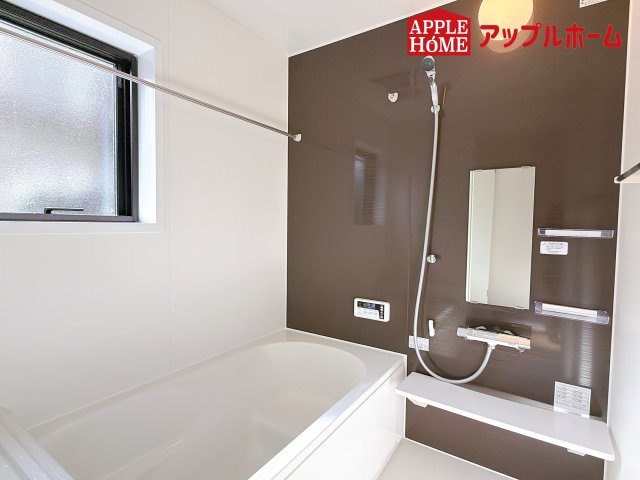 さいたま市西区宮前町1期の浴室|窓付きのバスルームは、採光もあり明るく気持ちの良い空間です。窓があることで、換気環境も良好。掃除もスムーズに出来ます