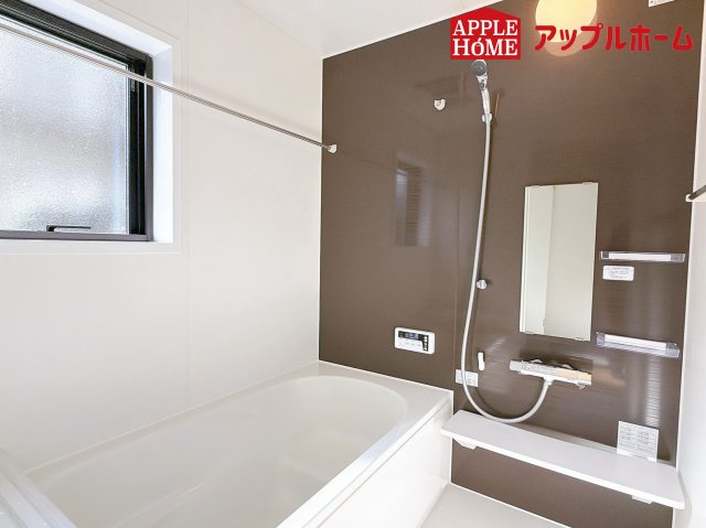 さいたま市西区宮前町1期の浴室|窓付きのバスルームは、採光もあり明るく気持ちの良い空間です。窓があることで、換気環境も良好。掃除もスムーズに出来ます