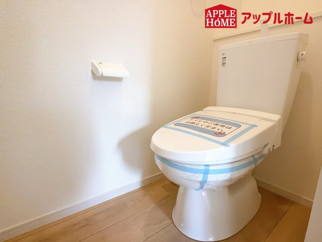 さいたま市西区宮前町1期のトイレ|温水洗浄器付き便座を標準装備してます♪窓付きで明るく、快適空間となっております。毎日使う場所だからこその配慮です。