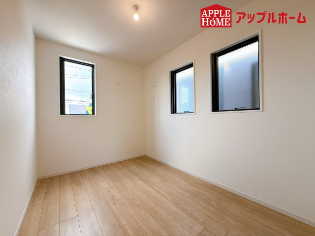 さいたま市西区宮前町1期の洋室|クローゼット付きの洋室は、収納スペースが豊富で部屋全体がすっきりと片付きやすいのが特徴です。衣類や荷物を整理しやすく、生活感を抑えた洗練された空間を保てます。