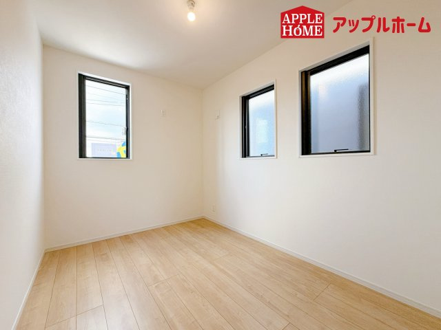 さいたま市西区宮前町1期の洋室|クローゼット付きの洋室は、収納スペースが豊富で部屋全体がすっきりと片付きやすいのが特徴です。衣類や荷物を整理しやすく、生活感を抑えた洗練された空間を保てます。