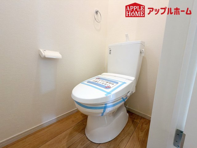 さいたま市西区宮前町1期のトイレ|温水洗浄器付き便座を標準装備してます♪窓付きで明るく、快適空間となっております。毎日使う場所だからこその配慮です。