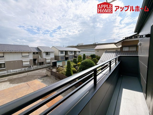 さいたま市西区宮前町1期のバルコニー|家族分の洗濯物もしっかり干せます。日当たりも良く、毎日のお洗濯が楽しくなりそう♪