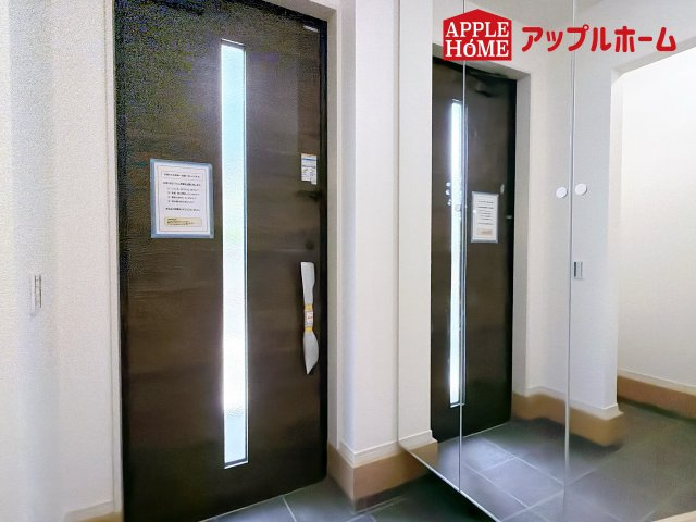 さいたま市西区宮前町1期の玄関|明るくて清潔感溢れる玄関。便利な姿見鏡＆下駄箱収納付きです♪