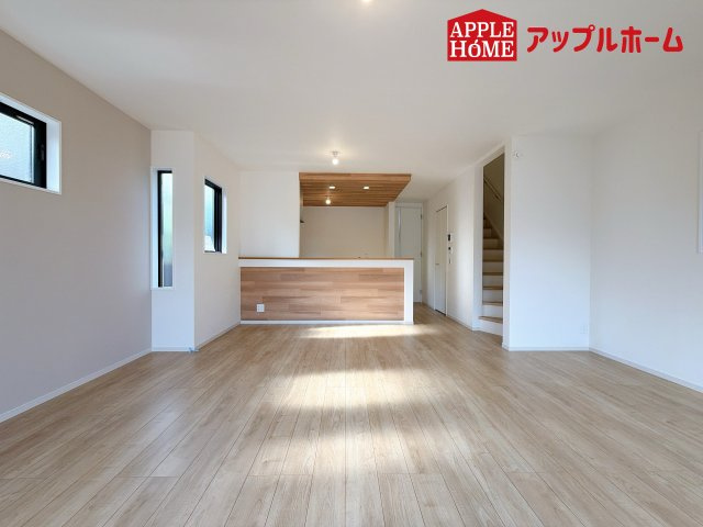 さいたま市西区宮前町1期の居間・リビング|家族の会話が弾む明るく広々したリビング！窓から差し込む光の温かさを一度ご体感ください☆