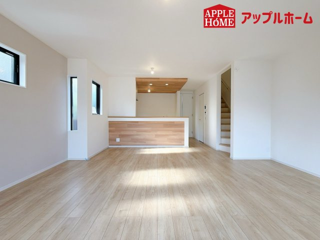 さいたま市西区宮前町1期の居間・リビング|家族の会話が弾む明るく広々したリビング！窓から差し込む光の温かさを一度ご体感ください☆