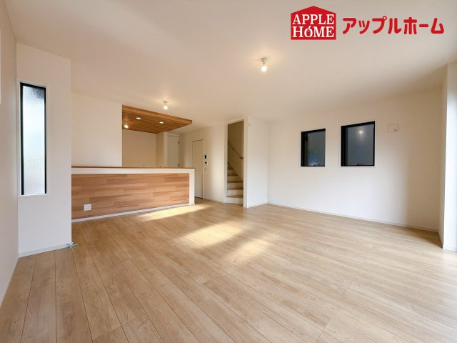 さいたま市西区宮前町1期の居間・リビング|人気の対面式キッチンで会話も弾みます！お食事の準備をしながらでもご家族とのコミュニケーションを楽しめますね♪