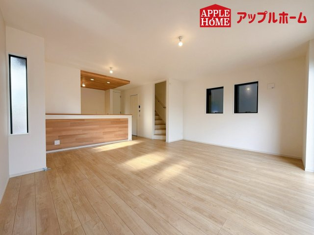 さいたま市西区宮前町1期の居間・リビング|人気の対面式キッチンで会話も弾みます！お食事の準備をしながらでもご家族とのコミュニケーションを楽しめますね♪