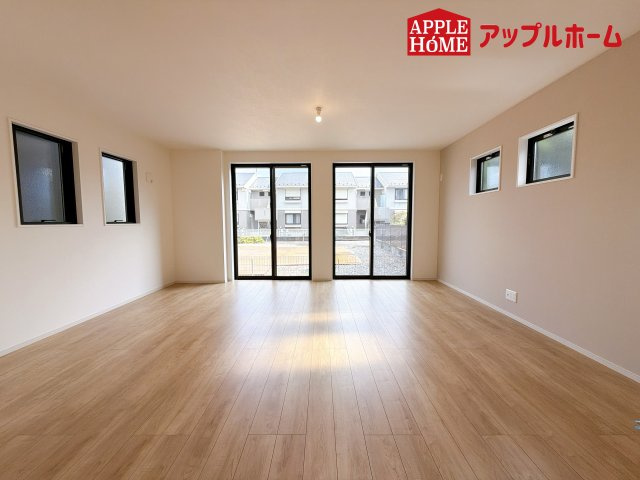 さいたま市西区宮前町1期の居間・リビング|大きな窓のあるリビングは、陽光あふれる明るい空間です。居心地良く、ご家族皆がゆったり寛げる憩いの空間となりそうです。