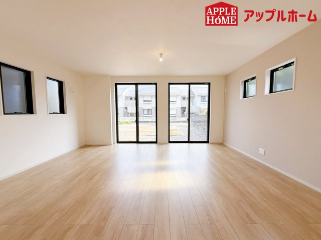 さいたま市西区宮前町1期の居間・リビング|大きな窓のあるリビングは、陽光あふれる明るい空間です。居心地良く、ご家族皆がゆったり寛げる憩いの空間となりそうです。