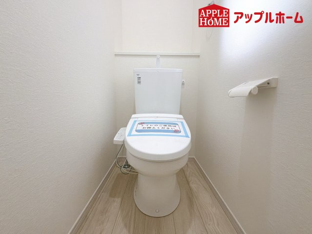 さいたま市西区宮前町1期のトイレ|温水洗浄器付き便座を標準装備してます♪窓付きで明るく、快適空間となっております。毎日使う場所だからこその配慮です。