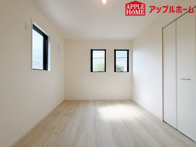 さいたま市西区宮前町1期の洋室|クローゼット付きの洋室は、収納スペースが豊富で部屋全体がすっきりと片付きやすいのが特徴です。衣類や荷物を整理しやすく、生活感を抑えた洗練された空間を保てます。