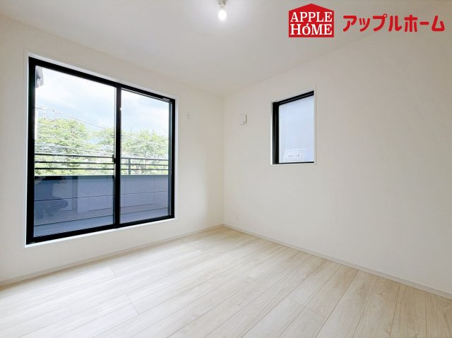 さいたま市西区宮前町1期の洋室|充分な広さの収納を備え、風通しも良く、大変居心地の良い採光良好な洋室は、快適空間。プライベートの時間もゆったりお寛ぎ頂けそうですね！