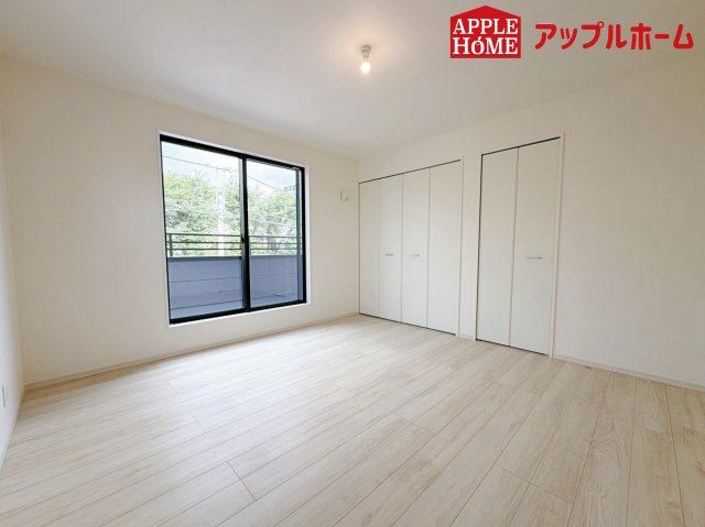 さいたま市西区宮前町1期の洋室|クローゼット付きの洋室は、収納スペースが豊富で部屋全体がすっきりと片付きやすいのが特徴です。衣類や荷物を整理しやすく、生活感を抑えた洗練された空間を保てます。
