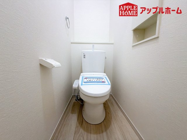 さいたま市西区宮前町1期のトイレ|温水洗浄器付き便座を標準装備してます♪窓付きで明るく、快適空間となっております。毎日使う場所だからこその配慮です。