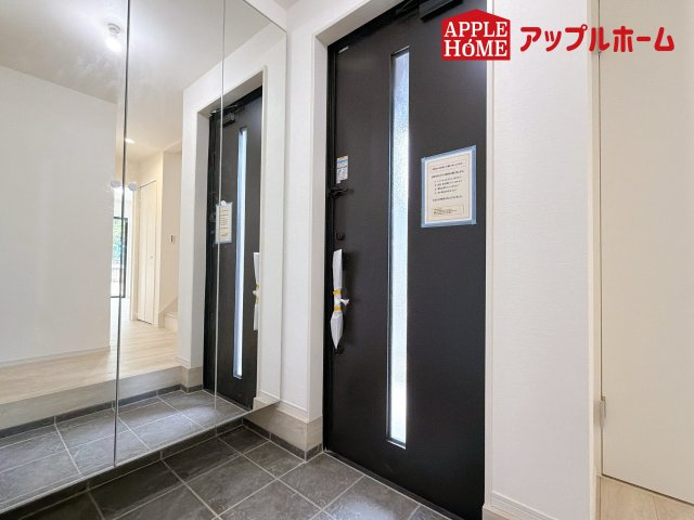 さいたま市西区宮前町1期の玄関|明るくて清潔感溢れる玄関。便利な姿見鏡＆下駄箱収納付きです♪散らかりがちな玄関もすっきりと片付きます。