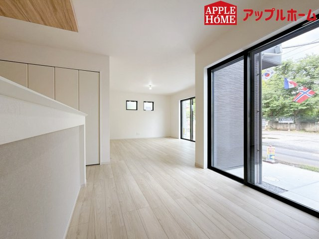 さいたま市西区宮前町1期の居間・リビング|大きな窓のあるリビングは、陽光あふれる明るい空間です。居心地良く、ご家族皆がゆったり寛げる憩いの空間となりそうです。