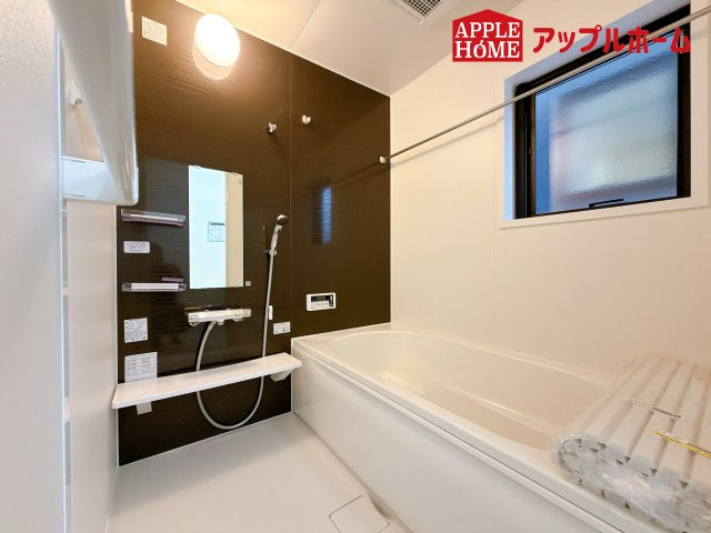 さいたま市西区宮前町1期の浴室|窓付きのバスルームは、採光もあり明るく気持ちの良い空間です。窓があることで、換気環境も良好。掃除もスムーズに出来ます