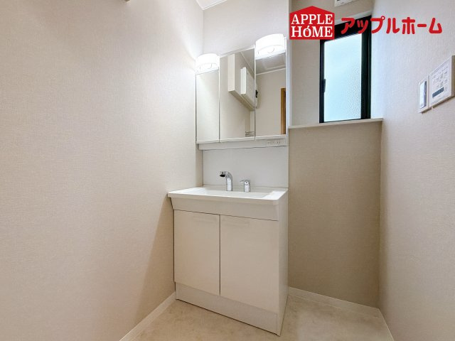 さいたま市見沼区東大宮1丁目戸建の独立洗面台|三面鏡付きの洗面化粧台ですので、たっぷりと収納いただけます。白を基調とした清潔感のある快適空間です。毎日の身支度も気持ち良くお使い頂けます！！