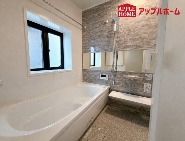 さいたま市見沼区東大宮1丁目戸建の浴室|窓付きのバスルームは、採光もあり明るく気持ちの良い空間です。窓があることで、換気環境も良好。掃除もスムーズに出来ます