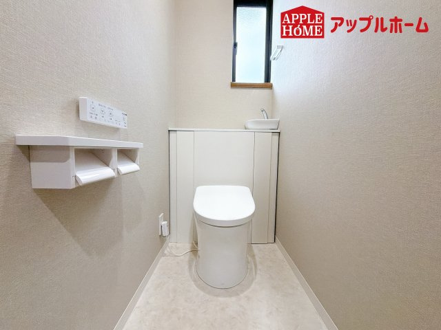 さいたま市見沼区東大宮1丁目戸建のトイレ|温水洗浄器付き便座を標準装備してます♪窓付きで明るく、快適空間となっております。毎日使う場所だからこその配慮です。