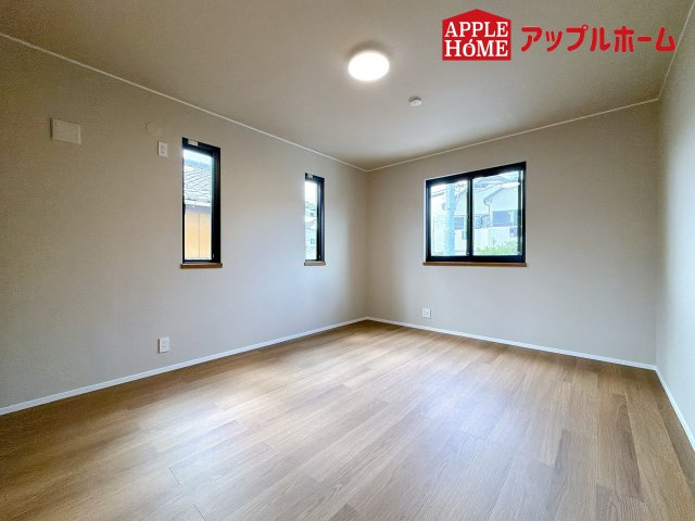 さいたま市見沼区東大宮1丁目戸建の洋室|充分な広さの収納を備え、風通しも良く、大変居心地の良い採光良好な洋室は、快適空間。プライベートの時間もゆったりお寛ぎ頂けそうですね！