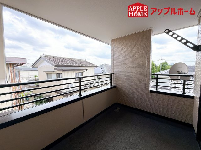 さいたま市見沼区東大宮1丁目戸建のバルコニー|奥行を広めに取ったバルコニー♪家族分の洗濯物もしっかり干せます。日当たりも良く、毎日のお洗濯が楽しくなりそう♪
