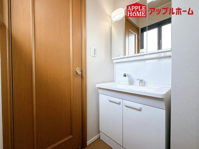 さいたま市見沼区東大宮1丁目戸建の独立洗面台|1階と2階に洗面台で準備も楽にできます♪