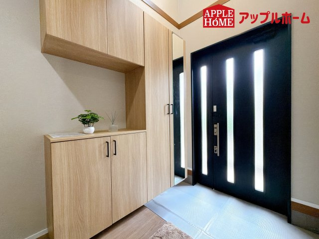 さいたま市見沼区東大宮1丁目戸建の玄関|住まう人も来客も入った時にワクワクさせてくれるオシャレな玄関♪収納もたっぷりあるので、靴がたくさんあっても安心！