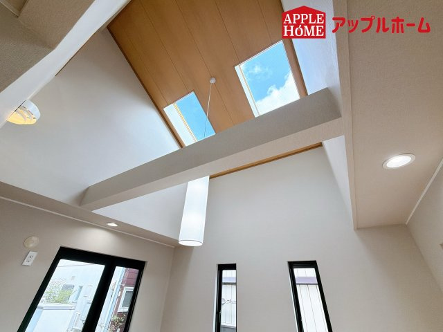 さいたま市見沼区東大宮1丁目戸建の居間・リビング|大きな吹き抜けから光が注ぐ快適空間！