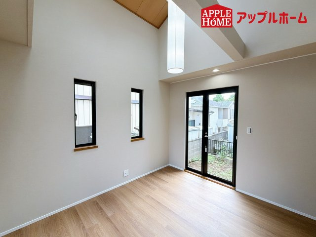 さいたま市見沼区東大宮1丁目戸建の居間・リビング|明るい日差しがさすリビングは、家族の憩い空間。