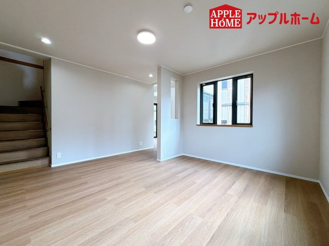 さいたま市見沼区東大宮1丁目戸建の居間・リビング|広々リビング×対面キッチンで家族の会話も弾みます♪家族団らんの秘訣は間取りにあり☆夢のマイホームを一緒に叶えましょう！