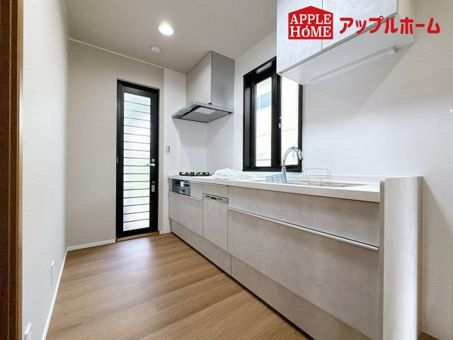 さいたま市見沼区東大宮1丁目戸建のキッチン|広々キッチンは家事負担を軽減してくれる、食器洗乾燥機付きです。
