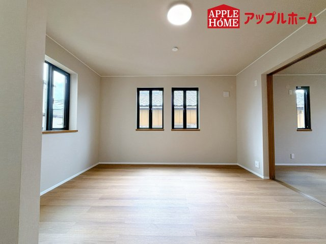 さいたま市見沼区東大宮1丁目戸建の洋室|広々とした居住空間は日々の暮らしを彩り、心のやすらぎと満足感を与えてくれます。