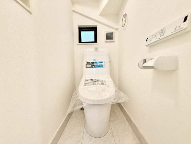 杉並区下井草1丁目　新築戸建のトイレ|ウォシュレット付きのトイレはいつも快適！

現地ご見学希望・資料請求などお気軽にお問い合わせ下さい！
03-5990-5201